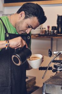 Fabrice macht Kaffee